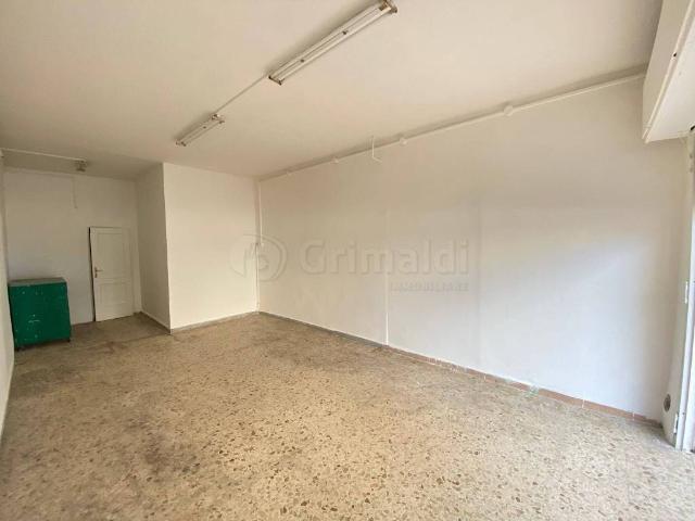 Locale Commerciale in affitto a Giugliano In Campania, Campania