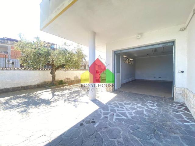 Locale Commerciale in affitto a Parete, Campania