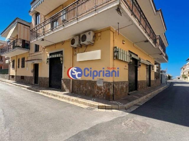 Locale Commerciale in affitto a Giugliano In Campania, Campania
