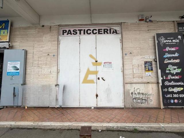 Locale Commerciale in affitto a Giugliano In Campania, Campania