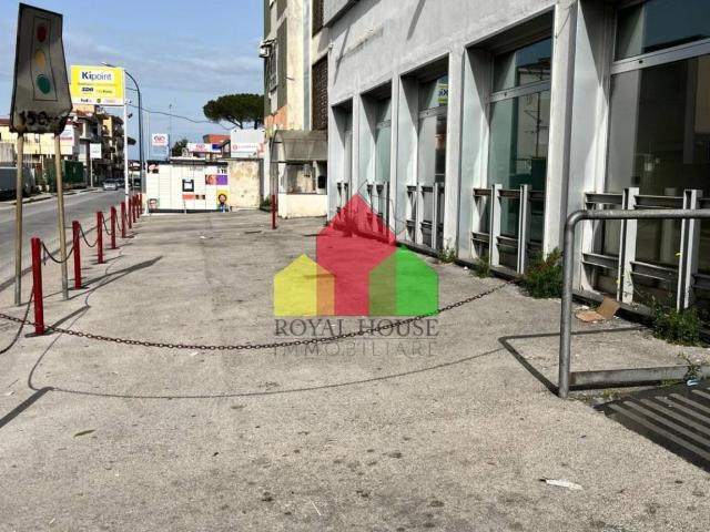 Locale Commerciale in affitto a Giugliano In Campania, Campania