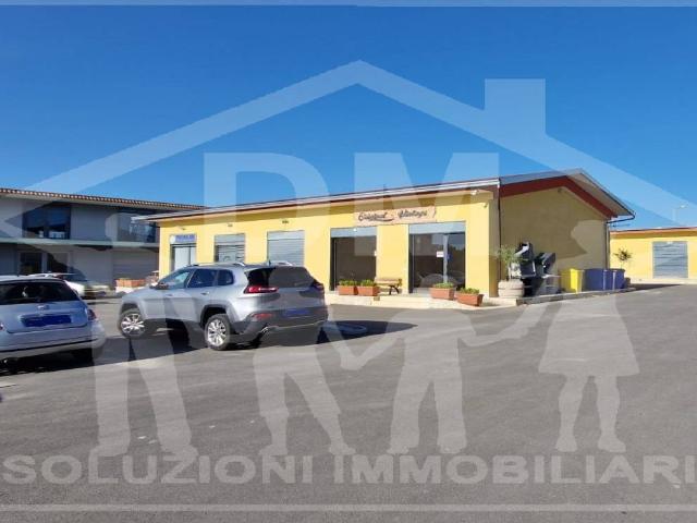 Locale Commerciale in affitto a Giugliano In Campania, Campania