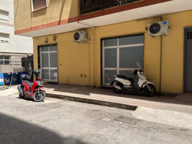 Locale Commerciale in affitto a Giugliano In Campania, Campania