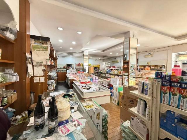 Locale Commerciale in affitto a Giugliano In Campania, Campania