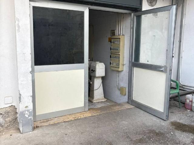 Locale Commerciale in affitto a Giugliano In Campania, Campania