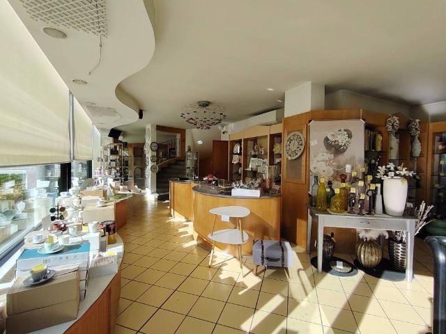 Locale Commerciale in affitto a Birone, Giussano