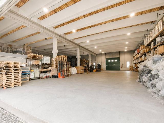 Locale Commerciale in affitto a Giussano, Lombardia