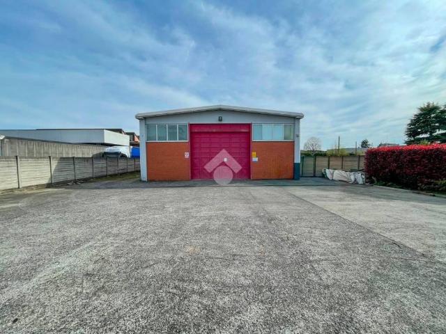 Locale Commerciale in affitto a Giussano, Lombardia