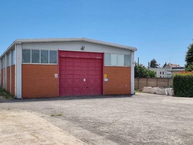 Locale Commerciale in affitto a Brugazzo, Giussano