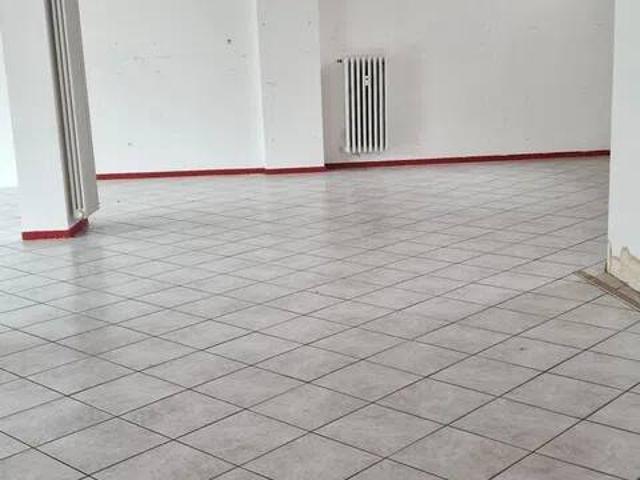Locale Commerciale in affitto a Robbiano, Giussano
