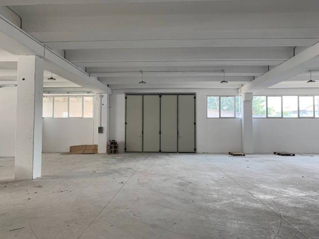 Locale Commerciale in affitto a Birone, Giussano