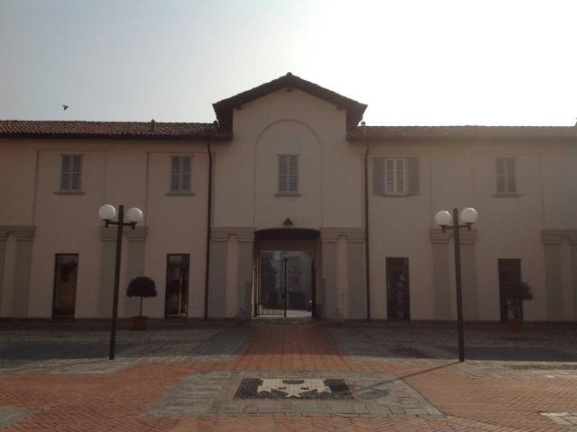 Locale Commerciale in affitto a Robbiano, Giussano
