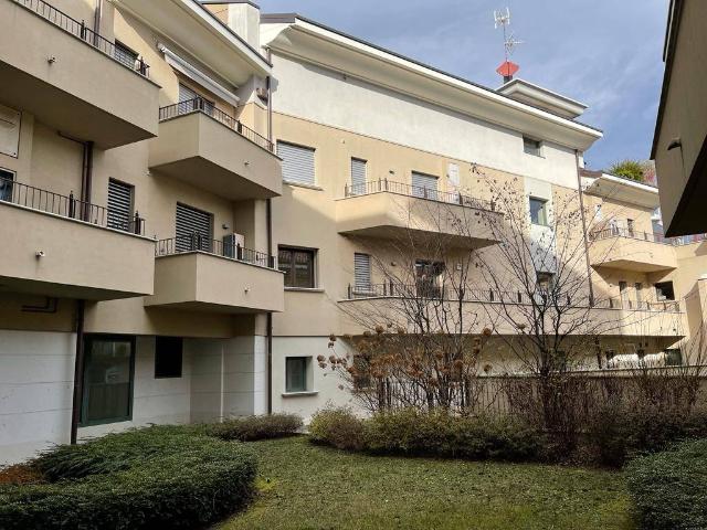 Locale Commerciale in affitto a Robbiano, Giussano