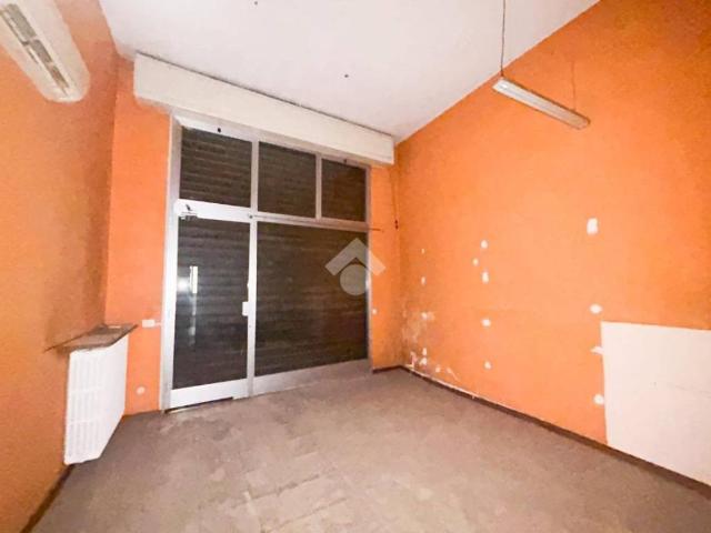 Locale Commerciale in affitto a Robbiano, Giussano