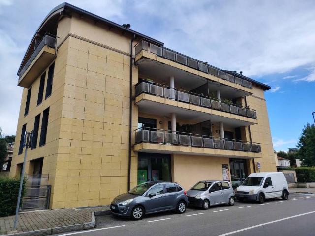 Locale Commerciale in affitto a Robbiano, Giussano