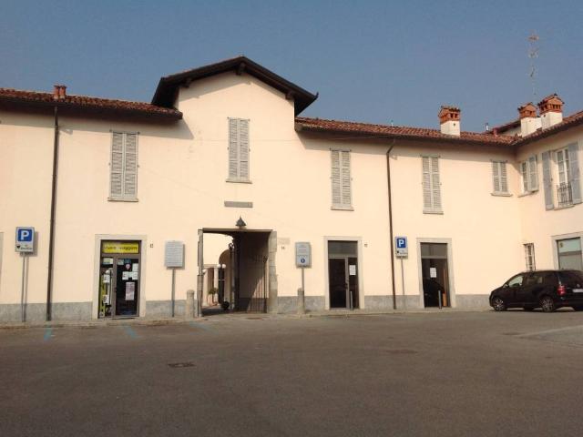 Locale Commerciale in affitto a Robbiano, Giussano