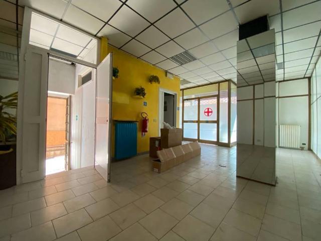 Locale Commerciale in affitto a Robbiano, Giussano