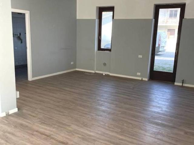 Locale Commerciale in affitto a Birone, Giussano