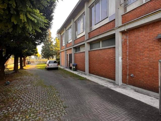 Locale Commerciale in affitto a Ronchi, Bondeno Di Gonzaga