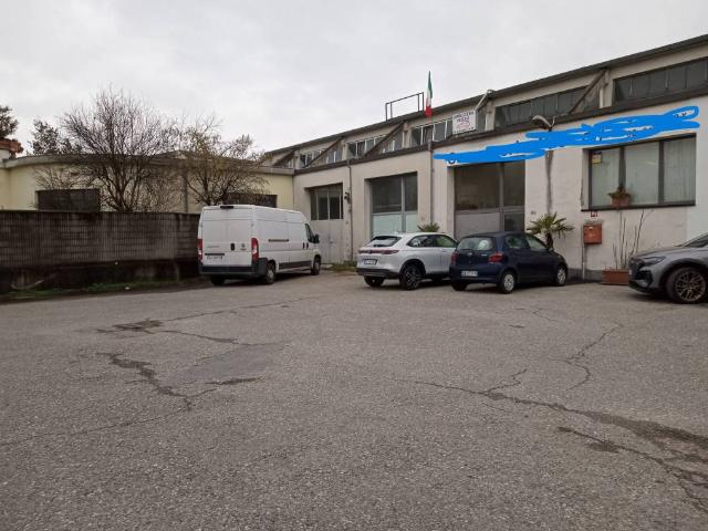 Locale Commerciale in affitto a Gorgonzola, Lombardia