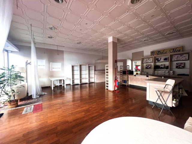 Locale Commerciale in affitto a San Rocco / Podturn, Gorizia