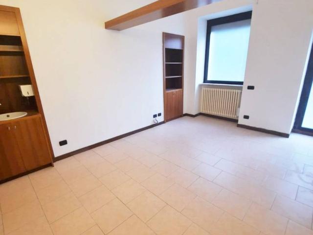 Locale Commerciale in affitto a Prospiano, Gorla Minore