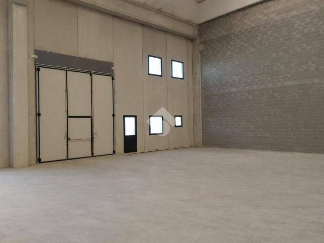Locale Commerciale in affitto a Gorlago, Lombardia