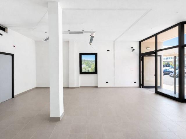 Locale Commerciale in affitto a Gorlago, Lombardia