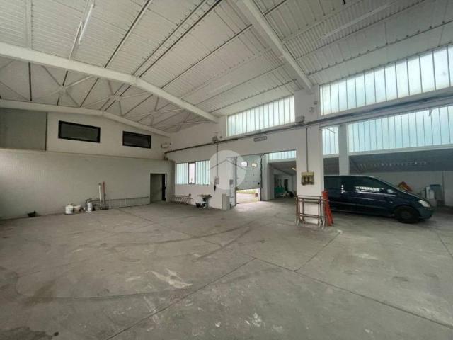 Locale Commerciale in affitto a Gorle, Lombardia
