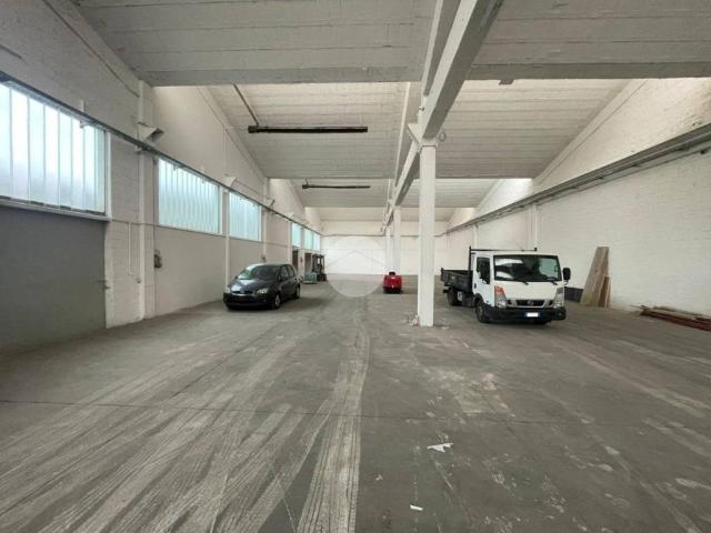 Locale Commerciale in affitto a Gorle, Lombardia