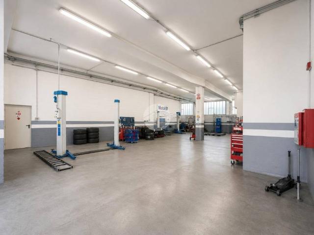 Locale Commerciale in affitto a Gorle, Lombardia