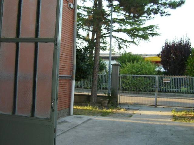 Locale Commerciale in affitto a Unione Terre di Pianura, Granarolo Dell'emilia