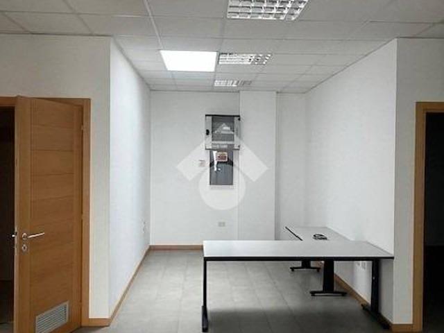 Locale Commerciale in affitto a Unione Terre di Pianura, Granarolo Dell'emilia