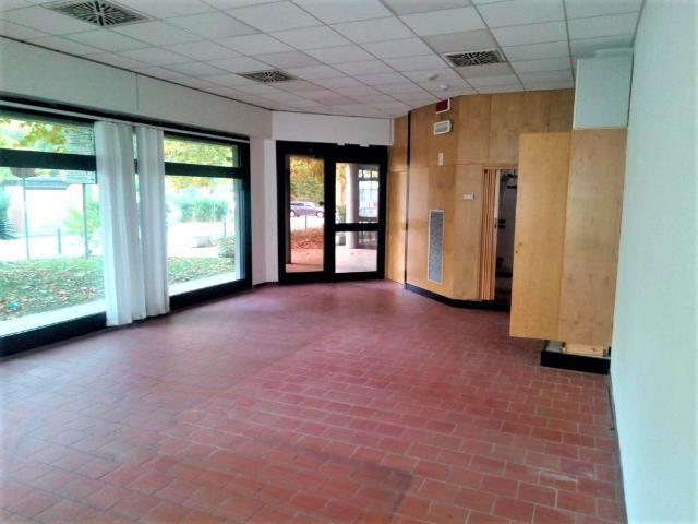 Locale Commerciale in affitto a Unione Terre di Pianura, Granarolo Dell'emilia
