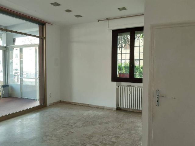 Locale Commerciale in affitto a Unione Terre di Pianura, Granarolo Dell'emilia