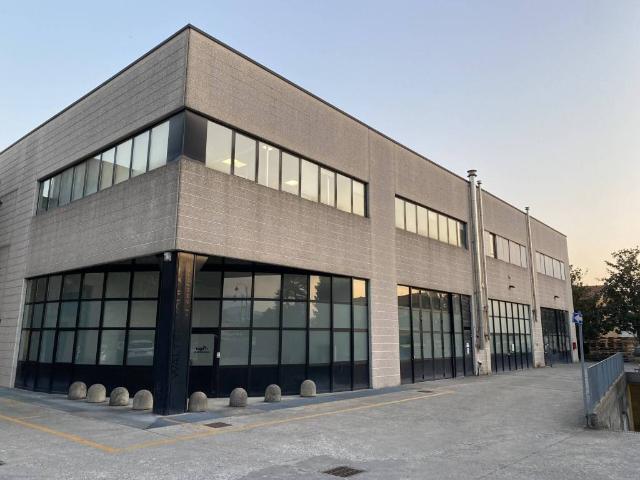 Locale Commerciale in affitto a Grandate, Lombardia