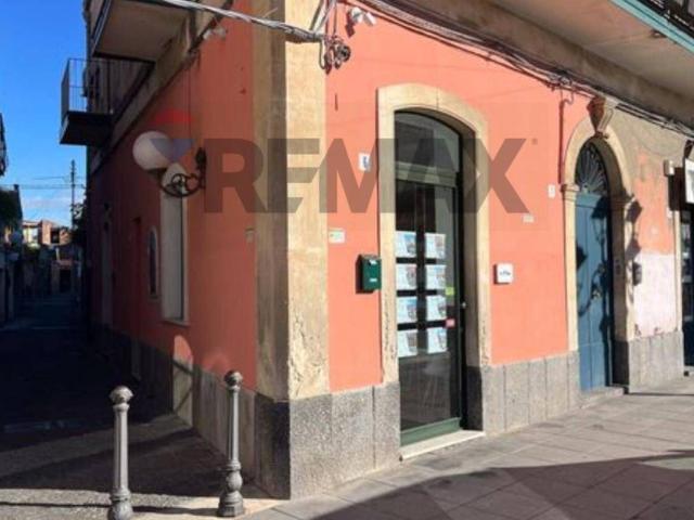 Locale Commerciale in affitto a Gravina Di Catania, Sicilia