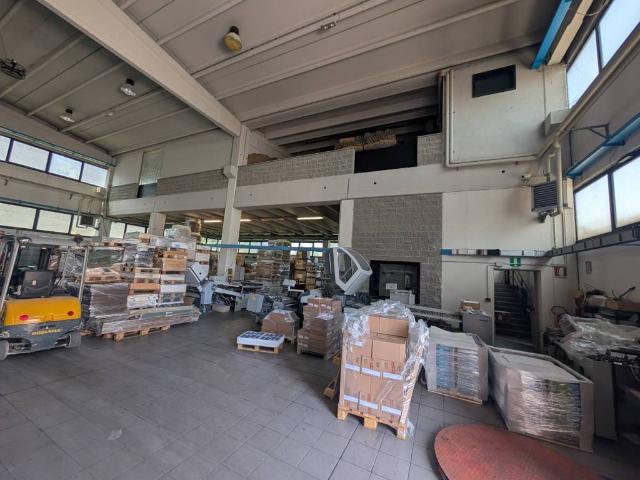 Locale Commerciale in affitto a Grezzago, Lombardia