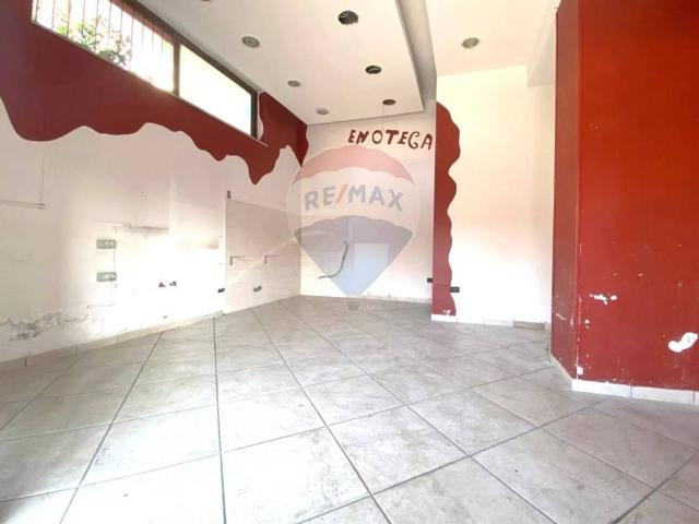 Locale Commerciale in affitto a Gricignano Di Aversa, Campania