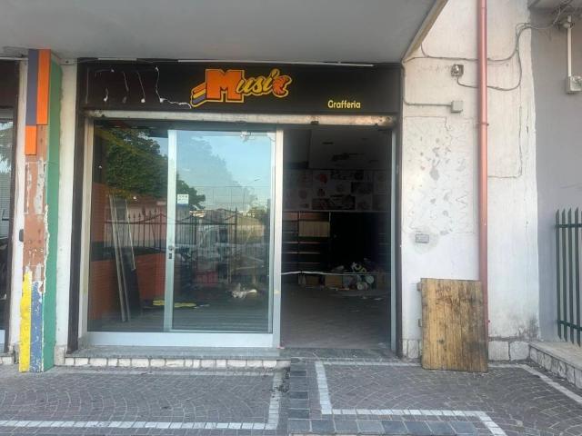 Locale Commerciale in affitto a Gricignano Di Aversa, Campania