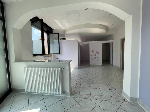 Locale Commerciale in affitto a Piemonte, Novara