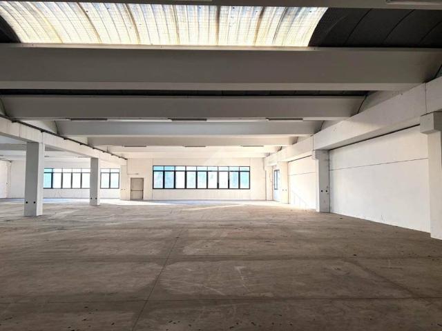 Locale Commerciale in affitto a Grone, Lombardia