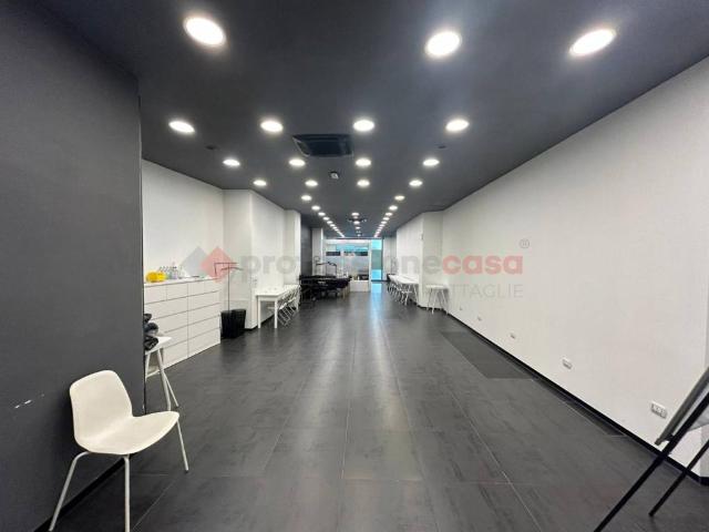 Locale Commerciale in affitto a Puglia, Taranto