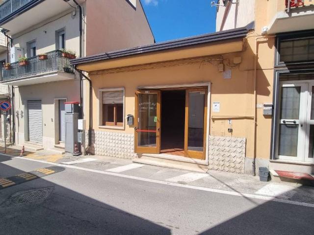 Locale Commerciale in affitto a Terre dell’Ufita, Grottaminarda