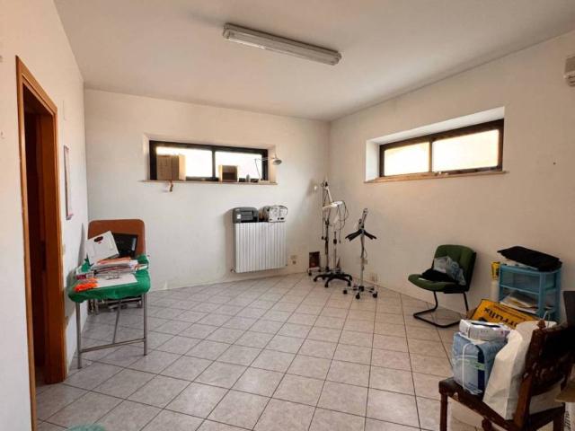 Locale Commerciale in affitto a Marche, Fermo