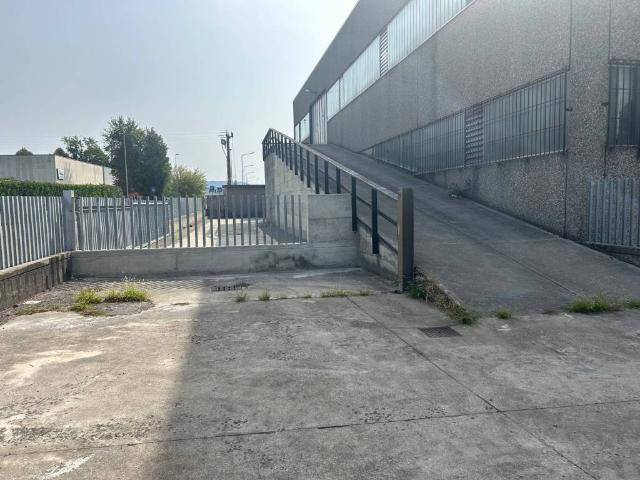 Locale Commerciale in affitto a Grumello Del Monte, Lombardia