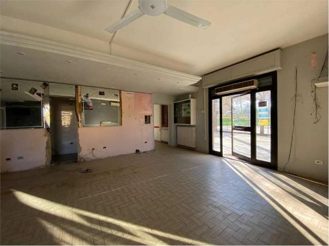 Locale Commerciale in affitto a Villa del Marchese, Gualdo Cattaneo