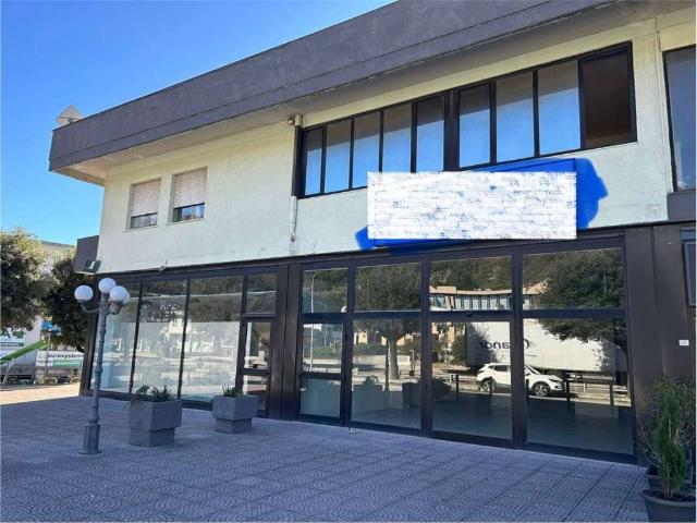 Locale Commerciale in affitto a Gualdo Tadino, Perugia