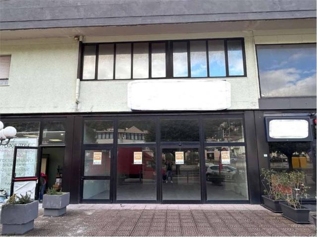 Locale Commerciale in affitto a Gualdo Tadino, Umbria