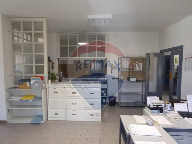 Locale Commerciale in affitto a Gualdo Tadino, Perugia